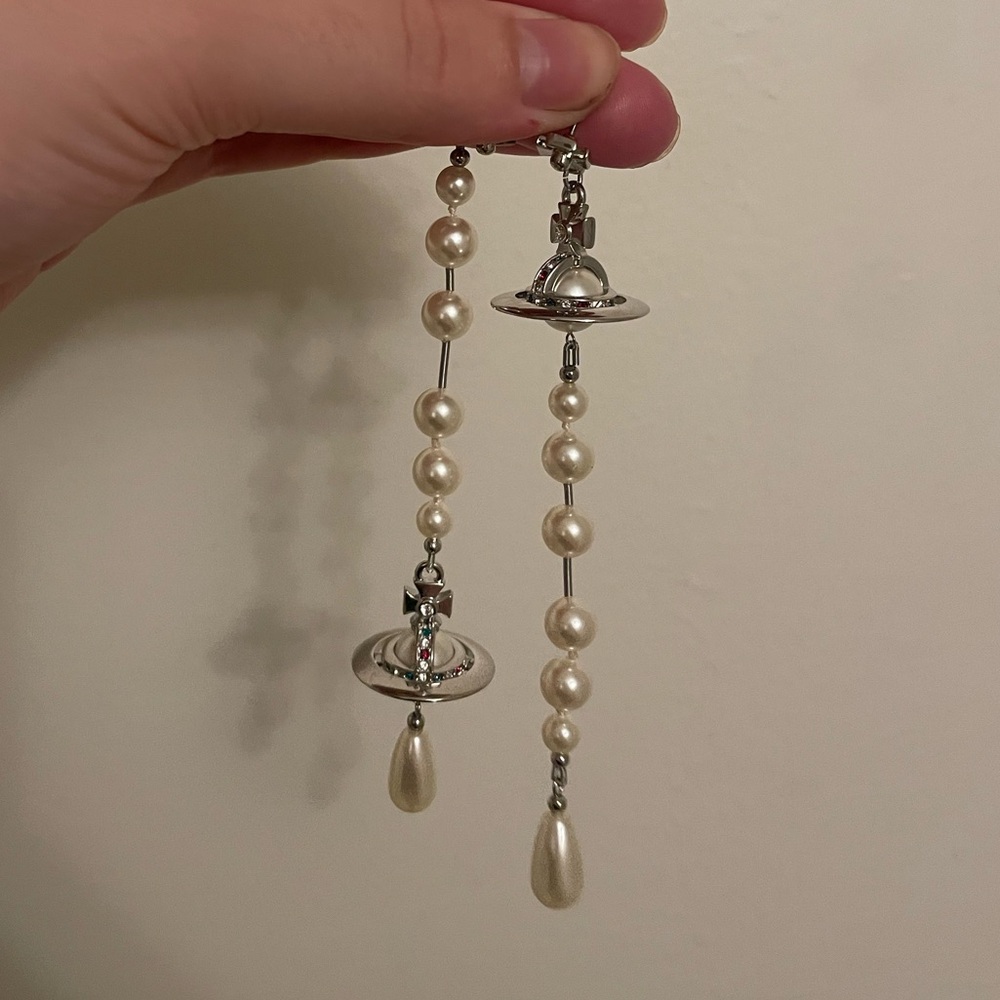 VIVIENNE WESTWOOD BROKEN PEARL EARRINGS